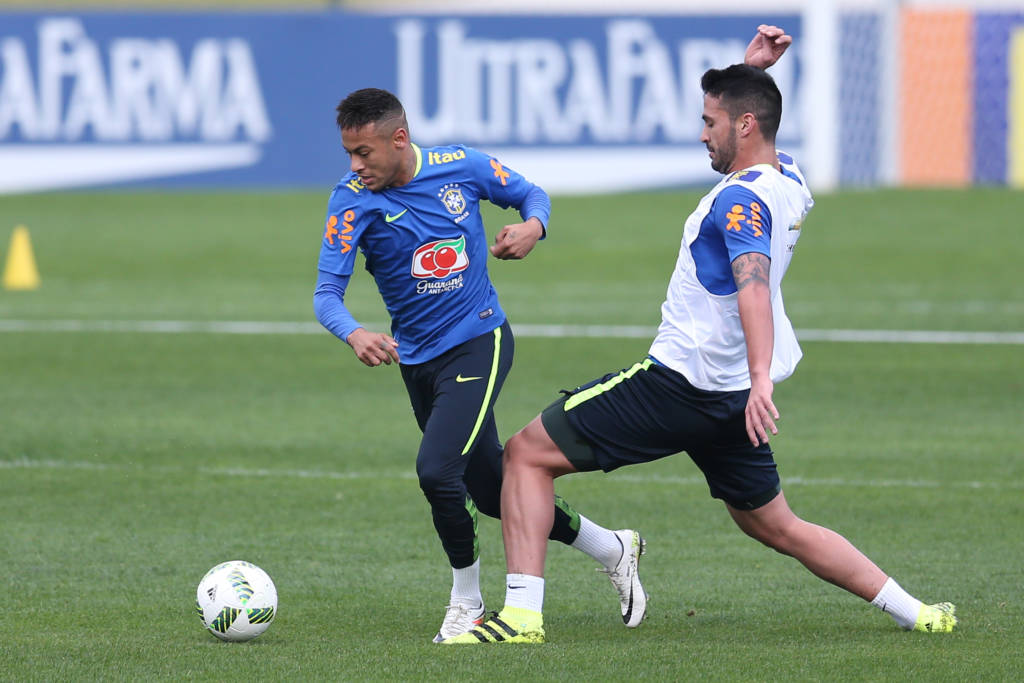 Luan marcando Neymar em primeiro treino da Seleção olímpica (Foto: Lucas Figueiredo/Mowa Press)