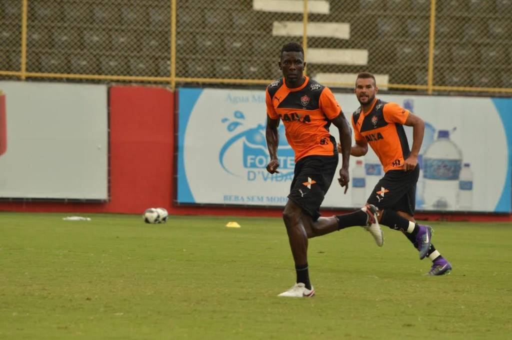 Desfalque no fim de semana, zagueiro Kanu está de volta ao time titular do Vitória (Francisco Galvão/Vitória) 