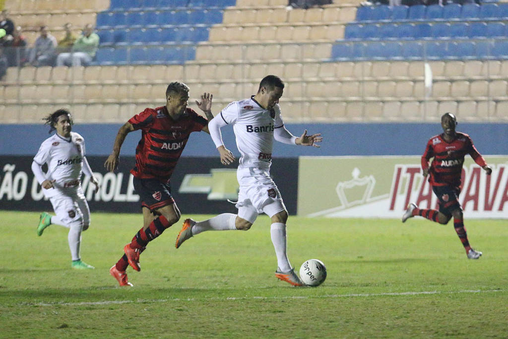 Oeste e Brasil de Pelotas fizeram uma partida equilibrada em Barueri (Foto: Jonathan Silva/G.E. Brasil)