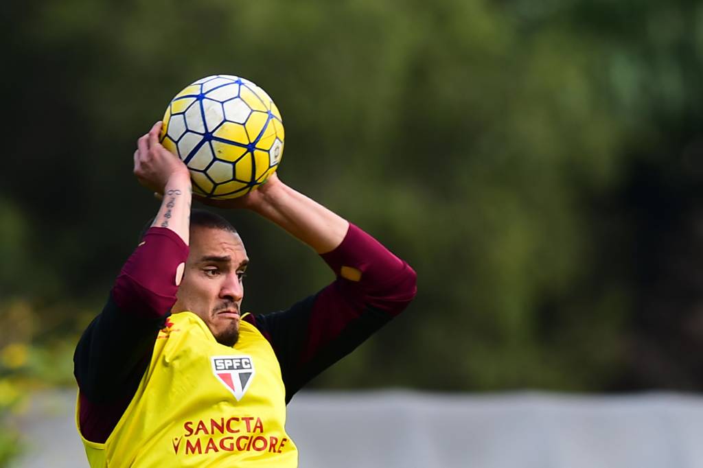 Apesar de ter dez pontos a menos que líder, Tricolor pode buscar caneco, segundo Maicon (Foto:Sergio Barzaghi/Gazeta Press)