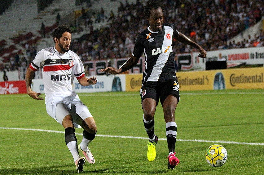 Andrezinho abriu o placar no Arruda e comandou o meio de campo cruz-maltino (Foto: Carlos Gregório Jr./Vasco.com.br)