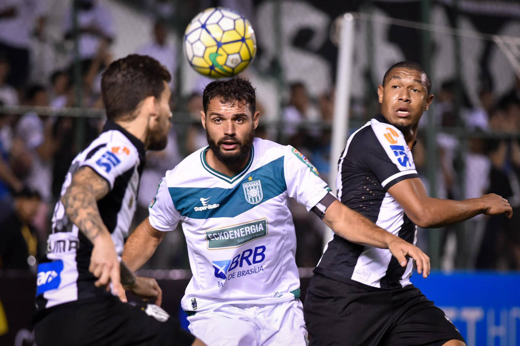 Com time desfalcado, Santos não conseguiu sair do 0 a 0 com o Gama (Foto: André Borges/Agif/Gazeta Press)