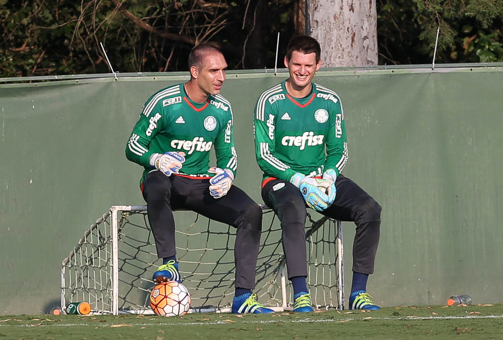 SÃO PAULO, SP - 04.04.2016: TREINO DO PALMEIRAS - Os goleiros Fernando Prass e Vagner (D), da SE Palmeiras, durante treinamento, na Academia de Futebol, no bairro da Barra Funda. (Foto: Cesar Greco / Fotoarena)