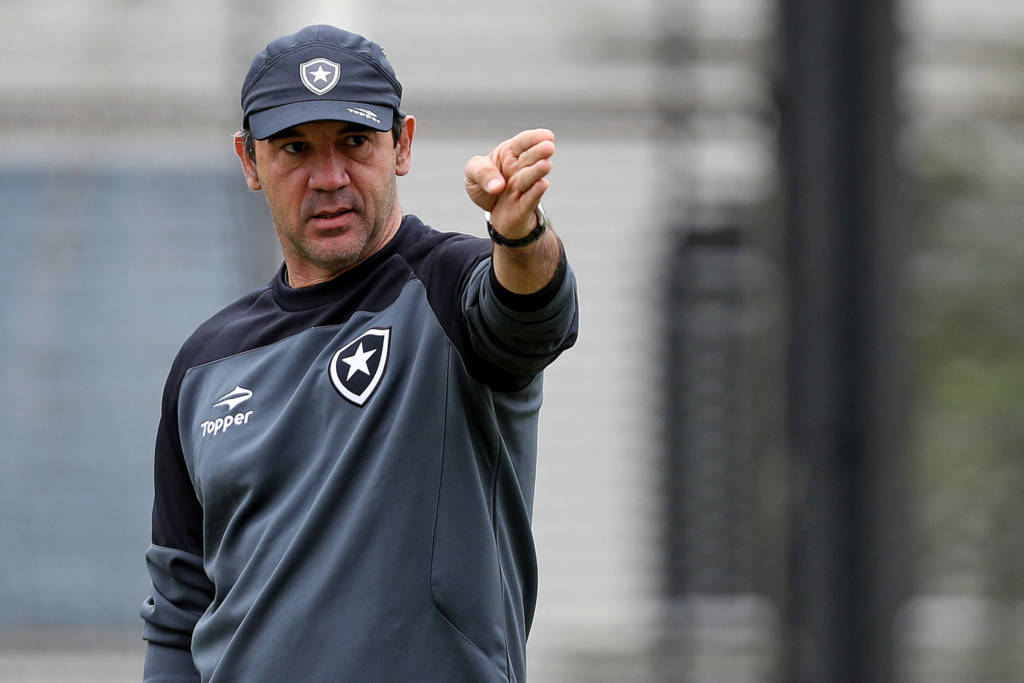 Satisfeito com as opções no elenco, o técnico Ricardo Gomes comanda o treino do Botafogo (Foto: Vítor Silva/SS Press/Botafogo)