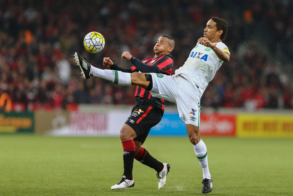 Walter mais uma vez passou em branco em uma noite ruim do Furacão (Foto: Geraldo Bubniak/AGB/Gazeta Press)