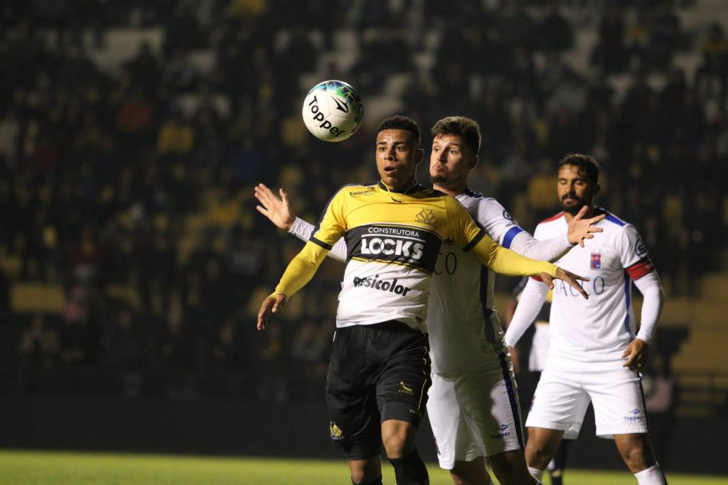 Paranistas foram surpreendidos na reta final da partida (Caio Marcelo/Criciúma)