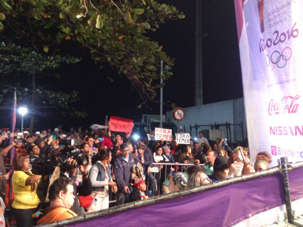 Um grupo de manifestantes protestou contra o presidente Michel Temer em meio a cerimônia final do revezamento, em Santos (Foto: Tiago Salazar)