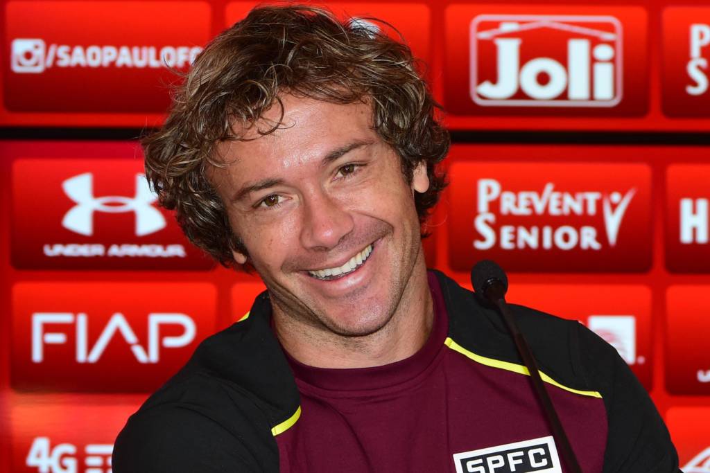 Diego Lugano elogiou Alexandre Pato, do arquirrival Corinthians, mas com boa passagem pelo Tricolor (Foto: Djalma Vassão/Gazeta Press)