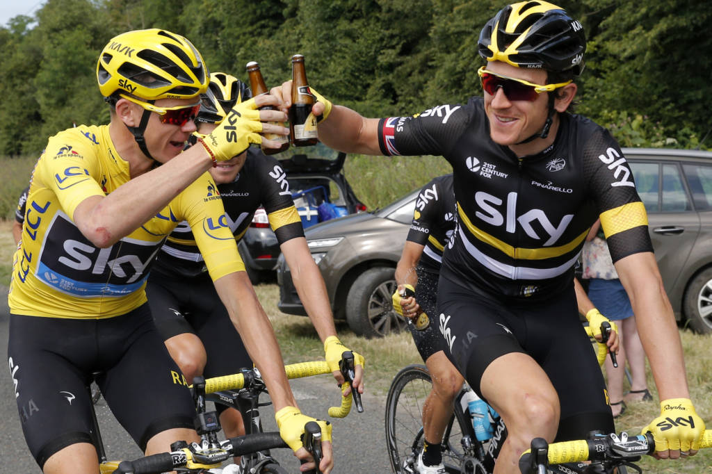 Froome, de amarelo, foi o grande campeão (Foto: Christophe Ena/AFP)