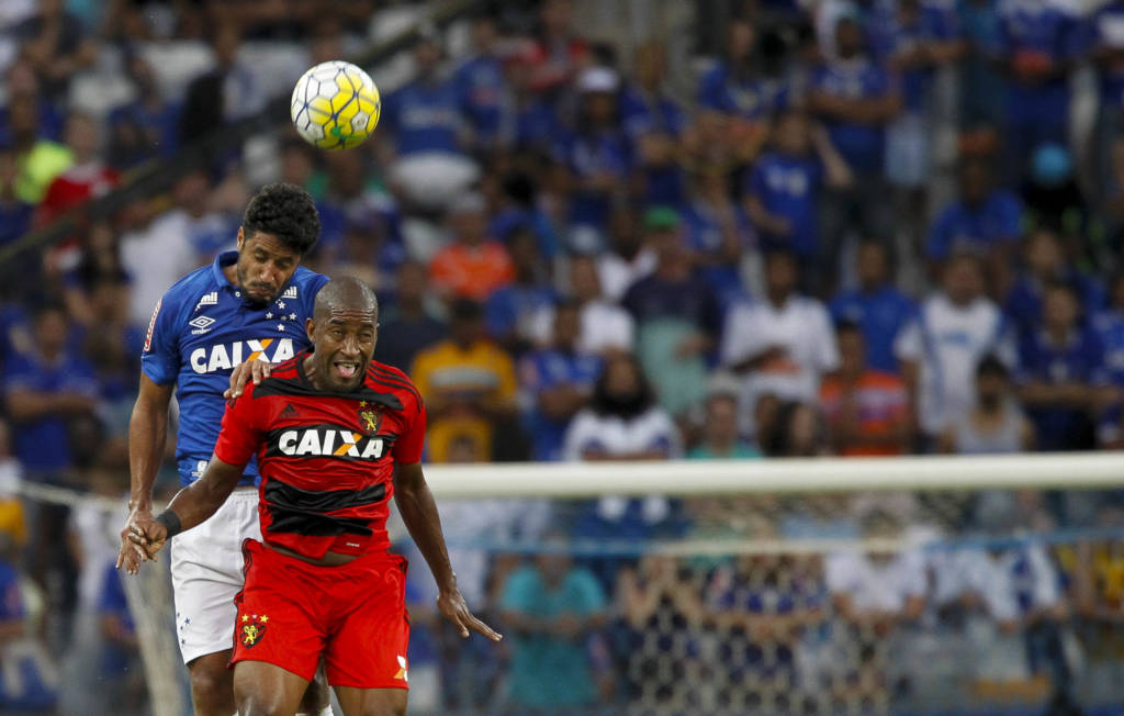 O zagueiro Léo na partida contra o Sport (Foto: Washington Alves/Light Press/Cruzeiro)