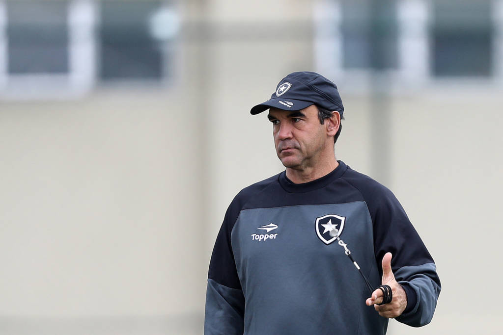 O técnico Ricardo Gomes cobrou postura ofensiva de seus comandados (Foto: Vítor Silva/SSPress/Botafogo)