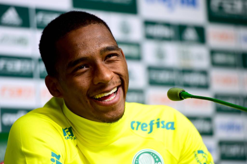 Matheus Sales, jogador do Palmeiras, durante entrevista coletiva após o treino na Academia de Futebol da Barra Funda, na Zona Oeste da capital paulista.