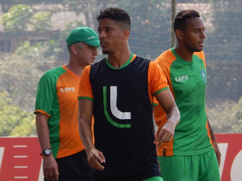 O atacante Nixon deve ser uma das novidades do Coelho na partida (Foto: Divulgação/América-MG)