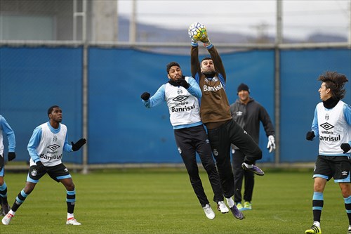 Bola alta é um dos principais problemas da defesa gremista (Foto: Lucas Uebel/Grêmio)