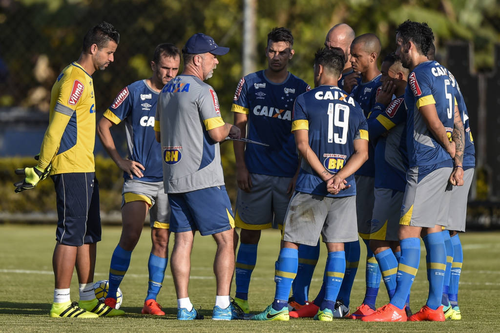 Mano Menezes conduziu seu primeiro treino em sua volta ao Cruzeiro nesta quinta (Foto: Pedro Vilela/Light Press/Cruzeiro)