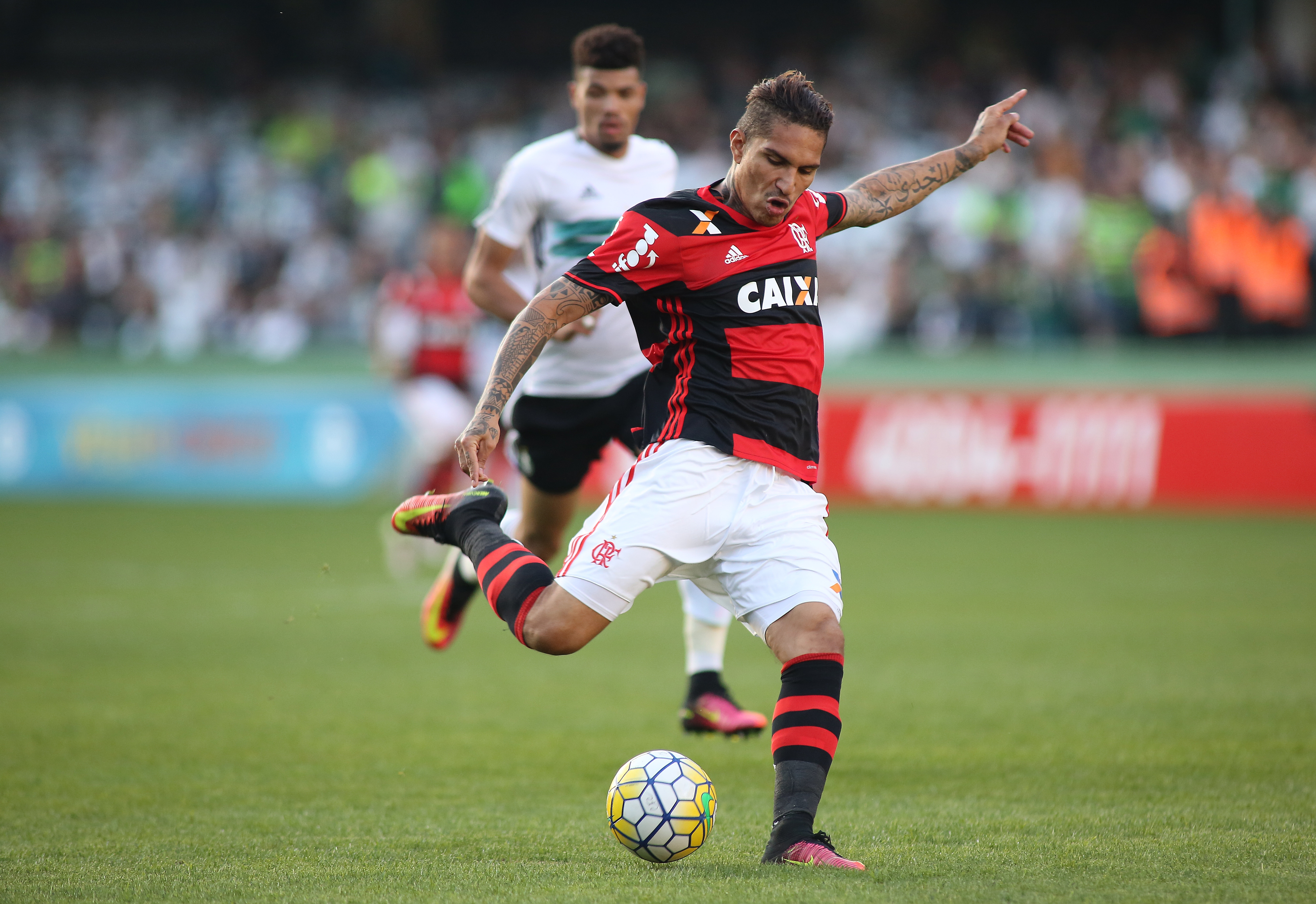 Logo aos 6 minutos da segunda etapa, Guerrero abriu o placar para o Flamengo (Foto: Giuliano Gomes/PR Press)