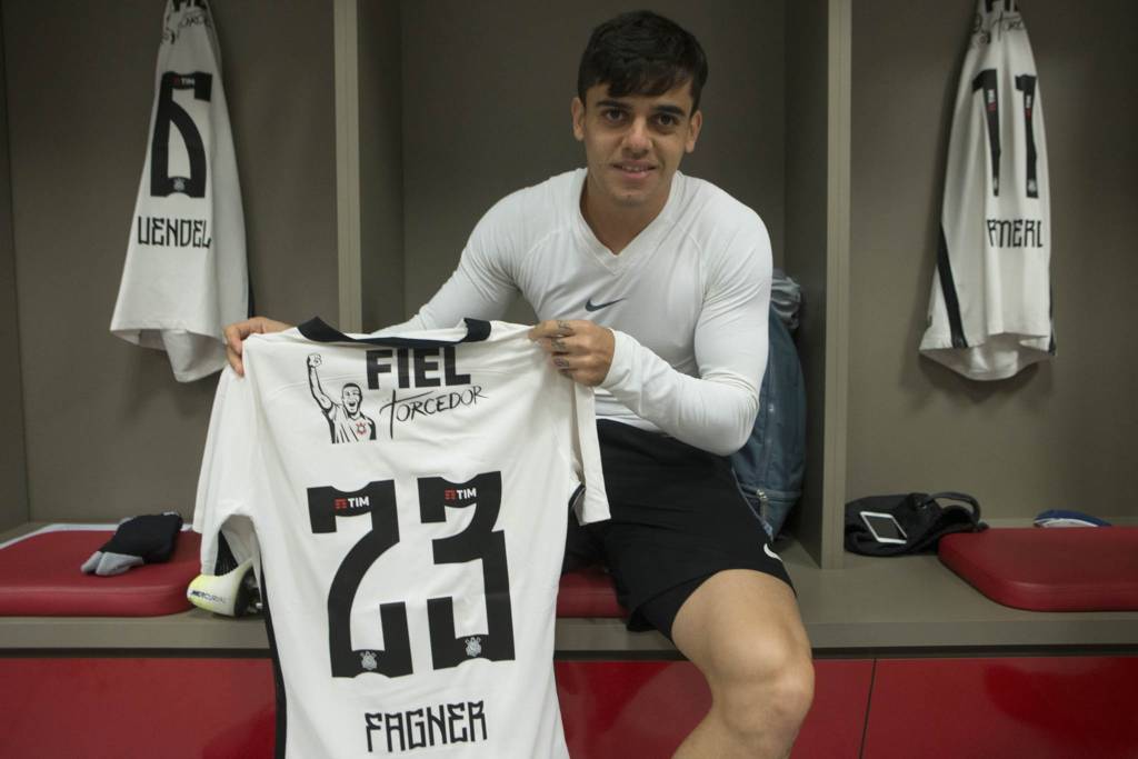 Lateral direito precisará se defender por ter dado um carrinho em Ederson (foto: Daniel Augusto Jr./Ag. Corinthians)