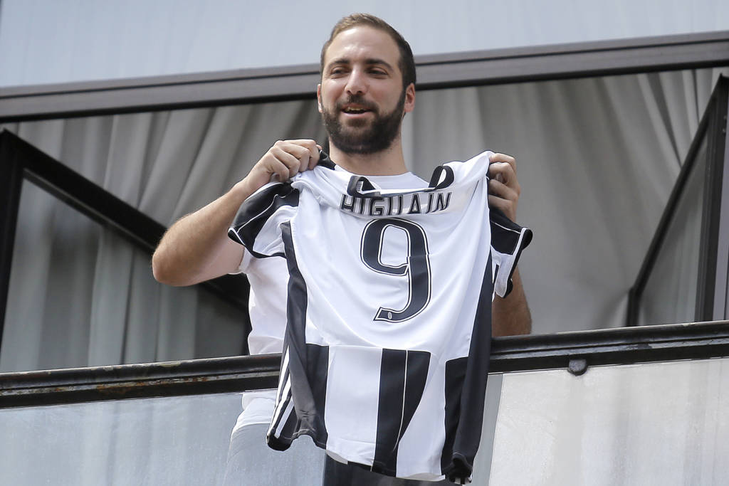 O atacante Higuaín com a camisa da Juventus, sua nova equipe (Foto: Marco Bertorello/AFP) 