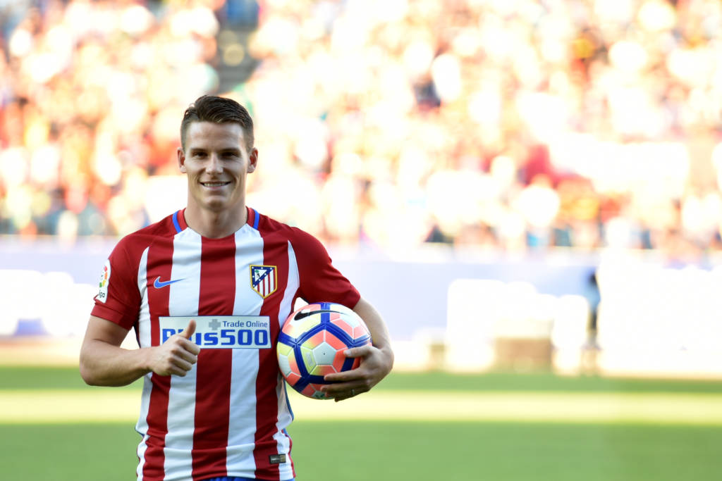 Kevin Gameiro em sua apresentação ao Atlético de Madrid, no Estádio Vicente Calderón, neste domingo (Foto: Gerard Julien/AFP)