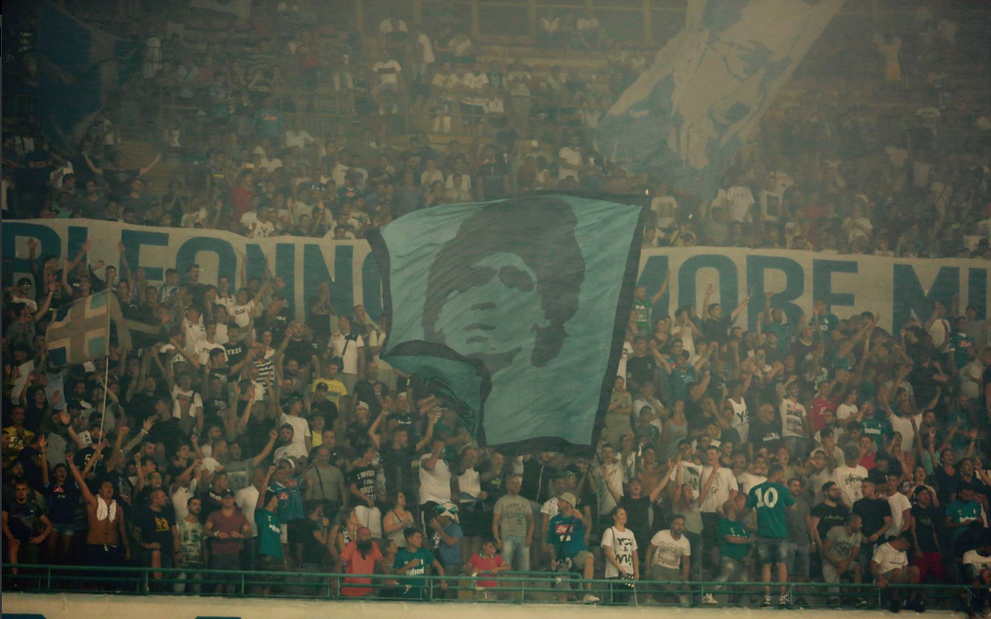 Diego Maradona, ídolo máximo dos napolitanos ,é homenageado nesta segunda (Foto: Divulgação/ OGCN)