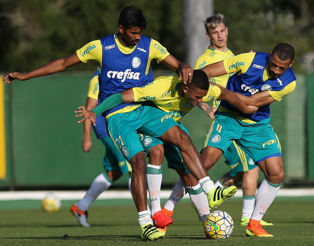Nos treinamentos, volante não alivia para marcar o companheiro de quarto (Foto: Cesar Greco/Divulgação)
