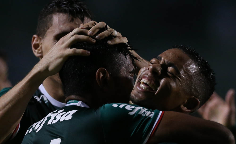 Thiago Santos marcou único gol pelo Palmeiras contra o Grêmio e ganhou abraço de Gabriel Jesus (Foto: Cesar Greco/Divulgação)
