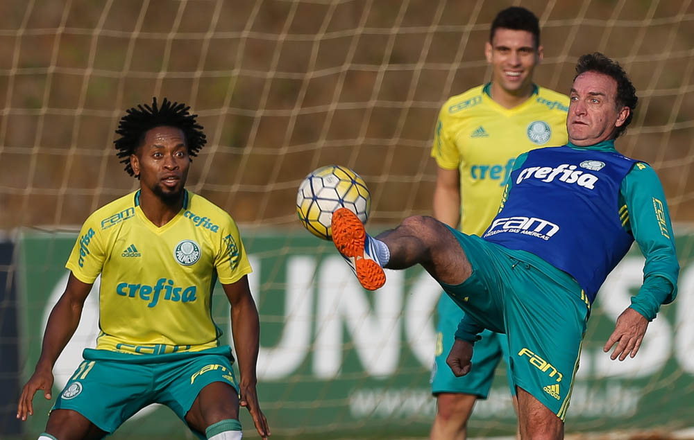 O jogador Zé Roberto e o técnico Cuca (D), da SE Palmeiras, durante treinamento, no CT da Chapecoense.