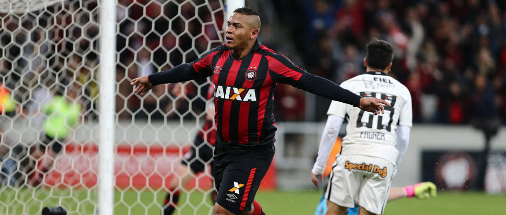 Walter está de malas prontas para o Goiás (Foto: Geraldo Bubniak/AGB/Gazeta Press)