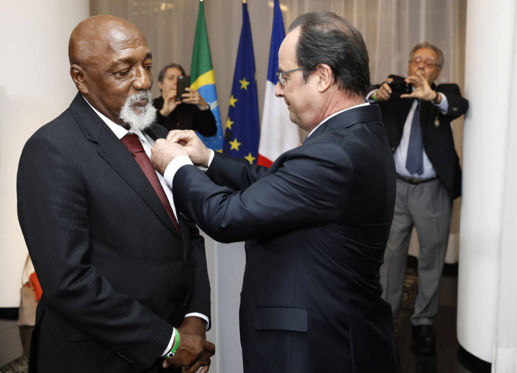O presidente da França, François Hollande, condecorou Paulo César Caju na manhã desta quinta-feira (Foto: Jack Guez/AFP)