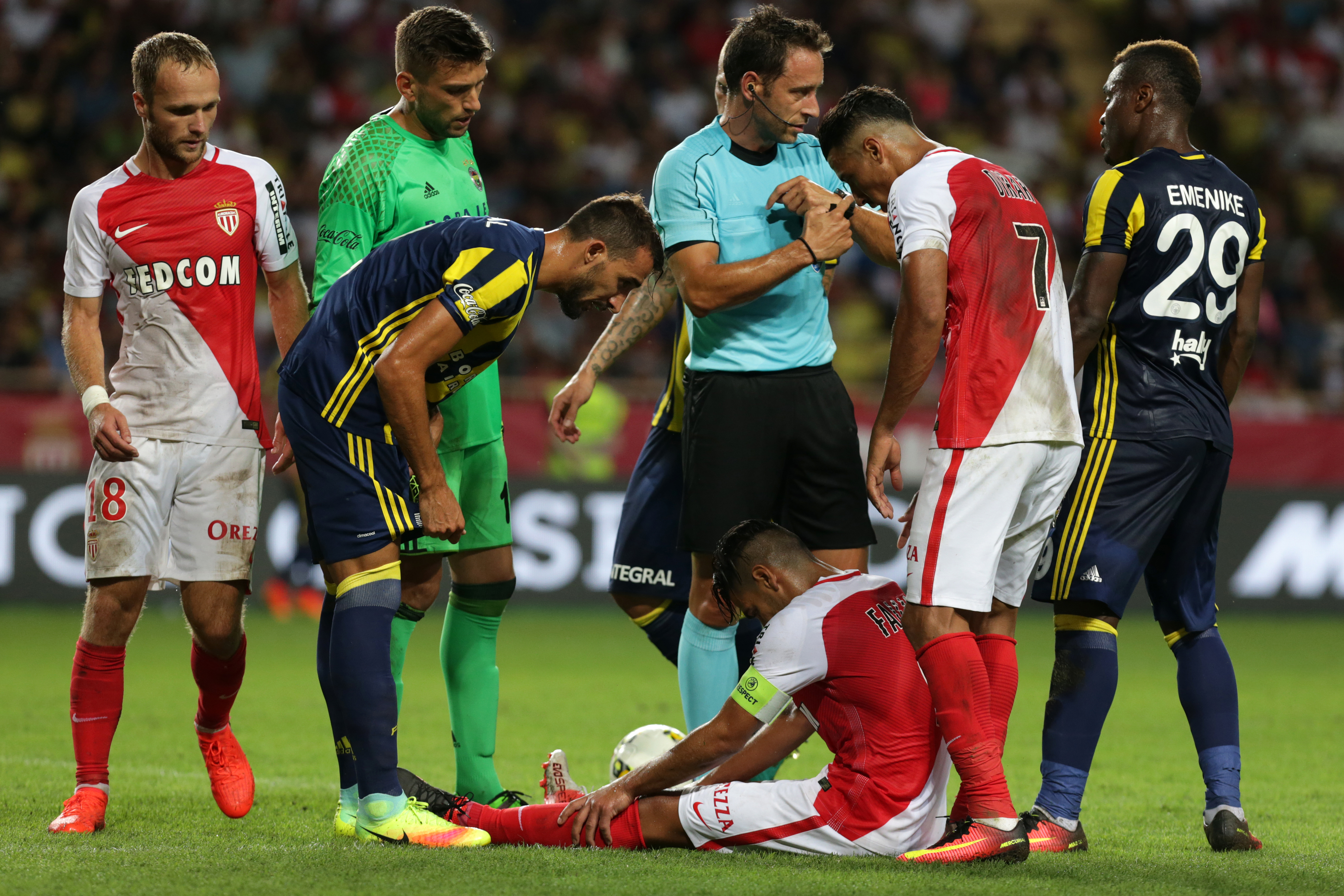 Falcao sentiu a coxa no compromisso da última quarta-feira (Foto: Jean Christophe Magnet/ AFP)