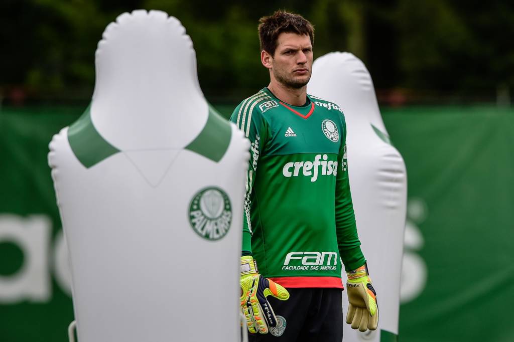 Vagner, goleiro do Palmeiras, durante treino na Academia de Futebol da Barra Funda, na Zona Oeste da capital paulista.