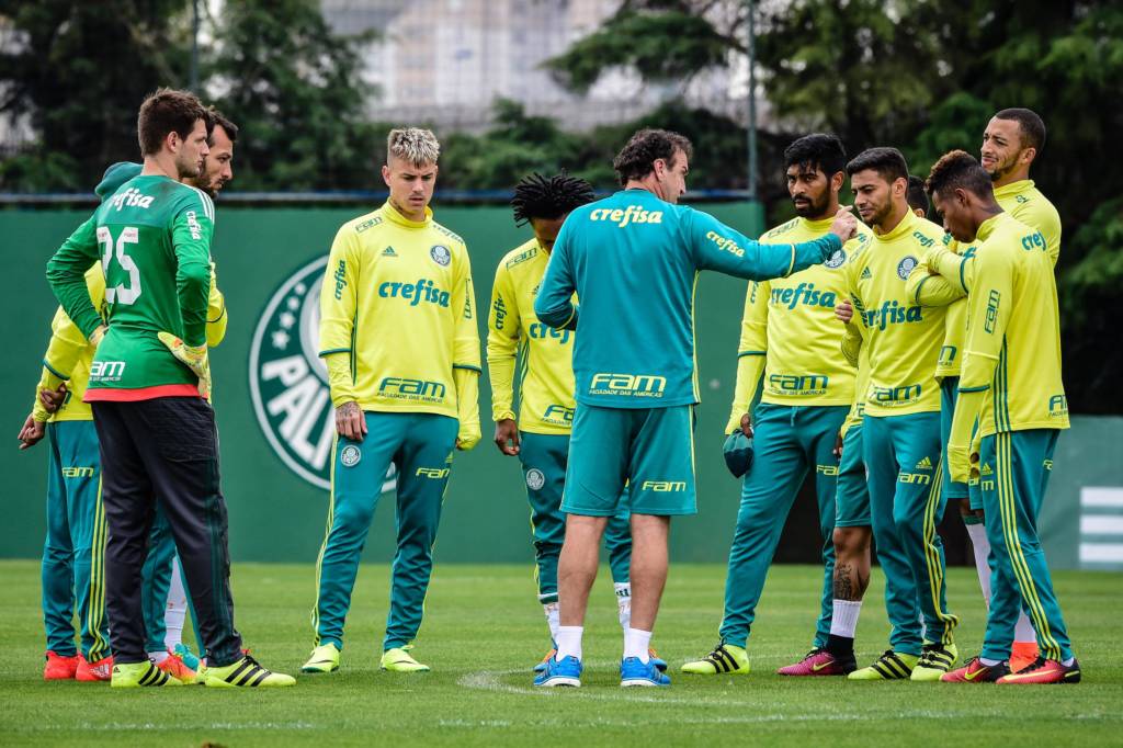 Cuca (C), de costas, técnico do Palmeiras, conversa com os jogadores durante treino na Academia de Futebol da Barra Funda, na Zona Oeste da capital paulista.