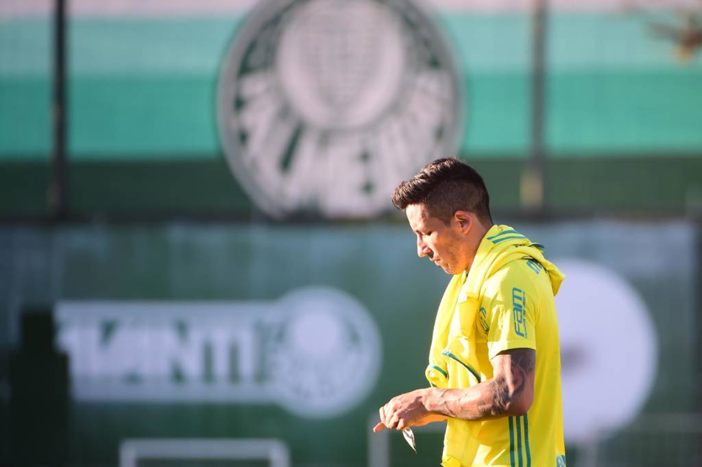 O paraguaio Lucas Barrios, jogador do Palmeiras, durante treino na Academia de Futebol da Barra Funda, na Zona Oeste da capital paulista.