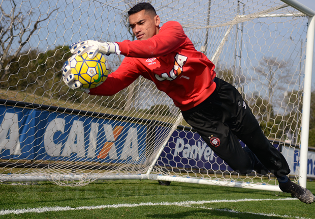 O goleiro Santos foi o maior destaque na vitória do Atlético-PR sobre o Corinthians (Foto: Gustavo Oliveira/Divulgação)