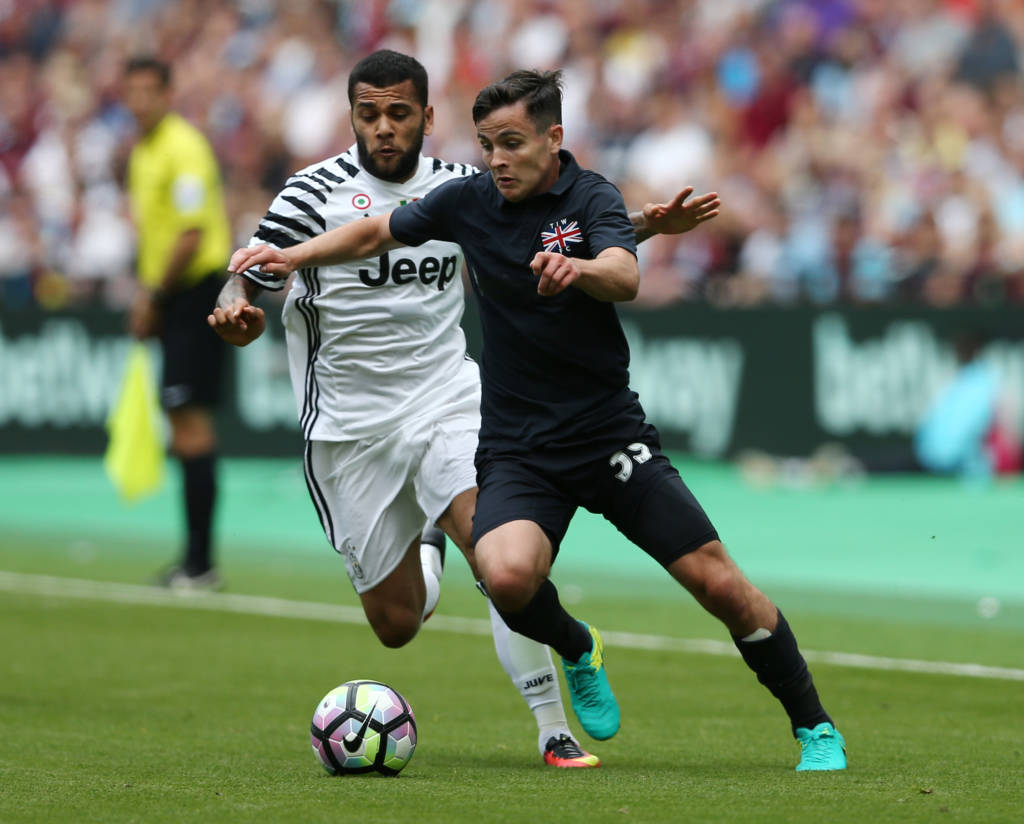 Dani Alves estreou em campo pela Juventus neste domingo, em amistoso contra o West Ham (Foto: Justin Tallis/AFP)