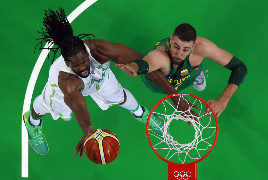 O pivô Nenê lamentou a "pane" que o Brasil sofreu no segundo quarto na derrota para a Lituânia (Foto: Jim Young/AFP)