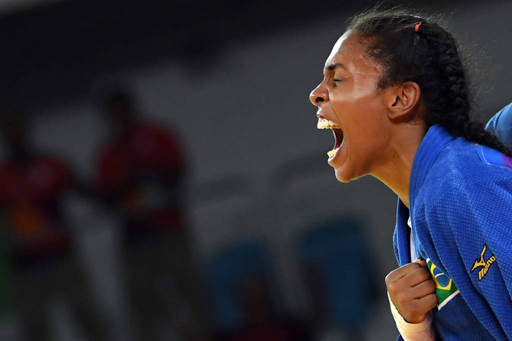 Brazil's Erika Miranda celebrates after defeating Romania's Andreea Chitu during their women's -52kg judo contest repechage match of the Rio 2016 Olympic Games in Rio de Janeiro on August 7, 2016. / AFP PHOTO / Toshifumi KITAMURA