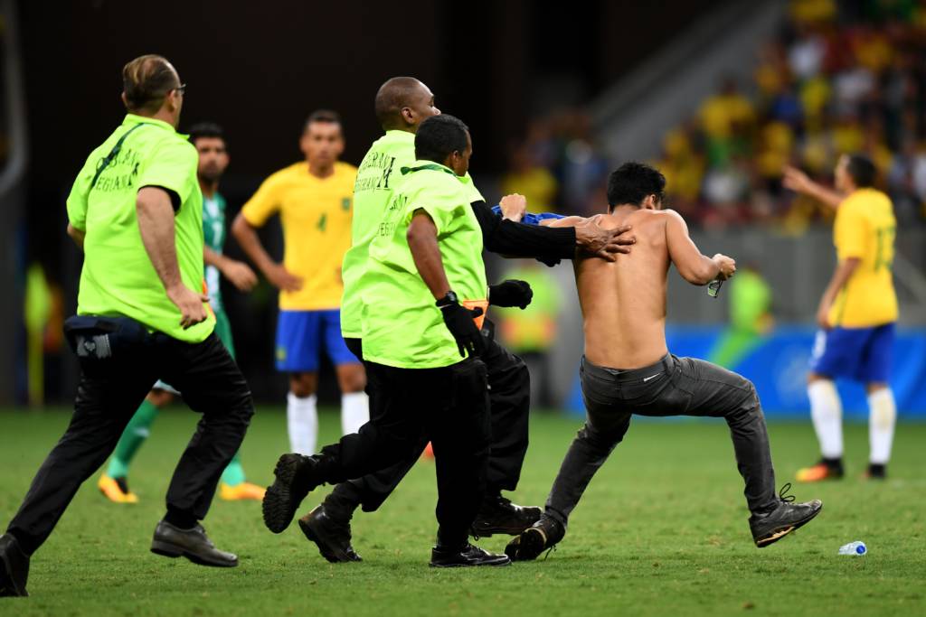 Torcedor chegou a invadir o gramado, mas por farra, e não para protestar (foto: Evaristo Sá/AFP)