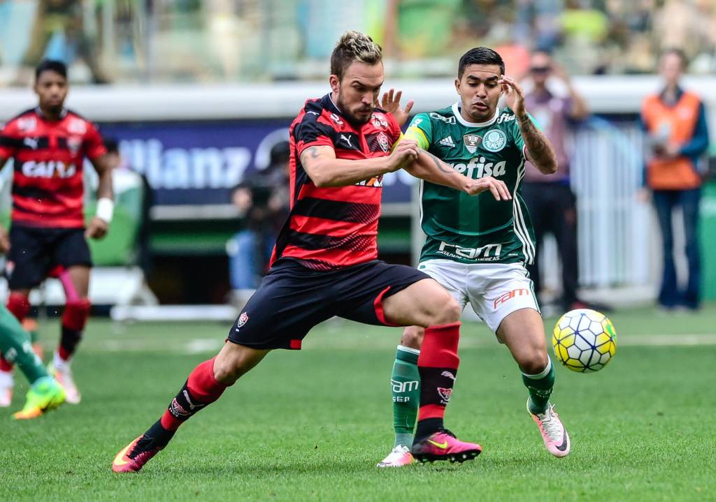 Cleiton Xavier (d), jogador do Palmeiras, durante partida contra o Vitória, válida pela décima nona rodada do Campeonato Brasileiro 2016.