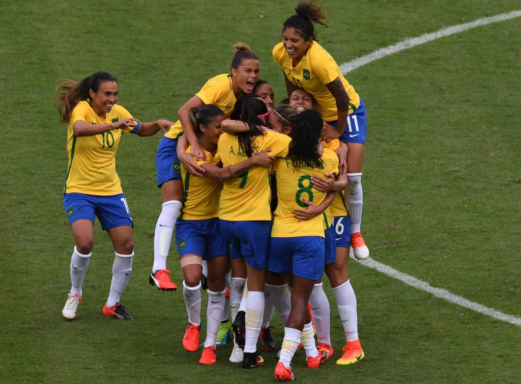 Marta tem evitado centralizar as atenções e tem vibrado muito com suas companheiras em campo (Foto: Vanderlei Almeida/AFP)