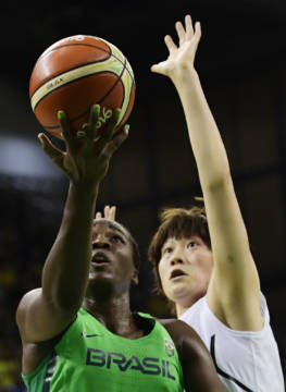 Clarissa disputa bola com japonesa na derrota do Brasil (Foto: JAVIER SORIANO/AFP )