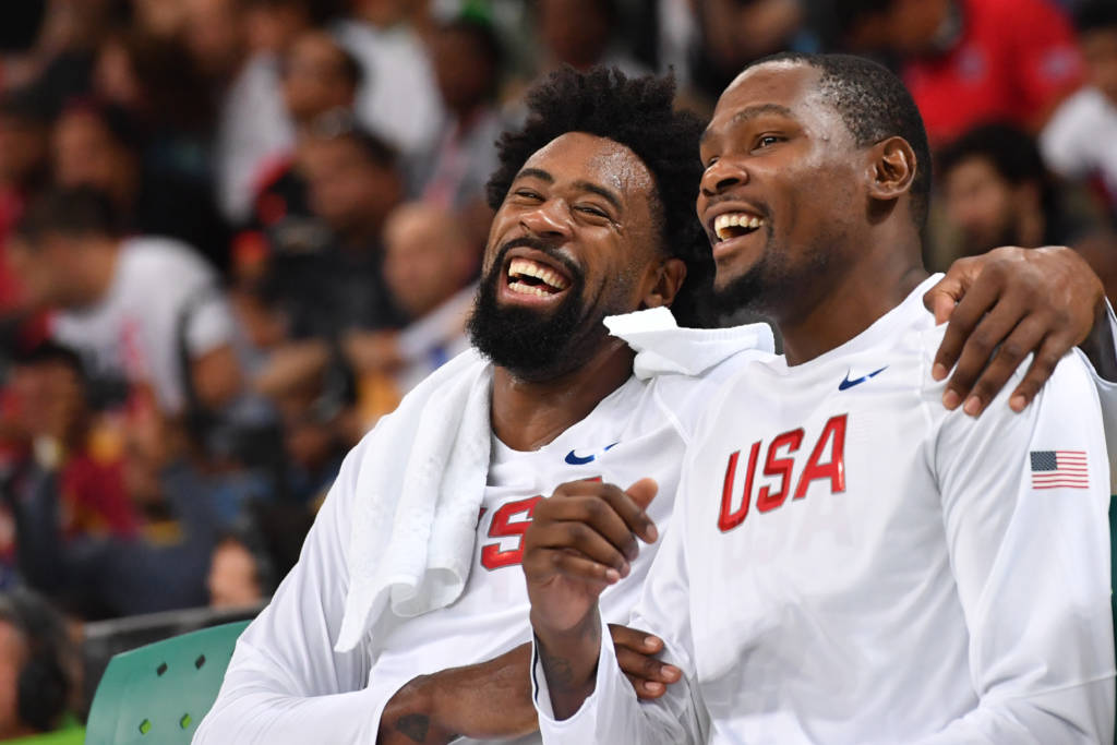 DeAndre Jordan (esq.) e Kevin Durant (dir.) brincam durante vitória fácil dos EUA sobre a Venezuela (Foto: Andrej Isakovic/AFP)