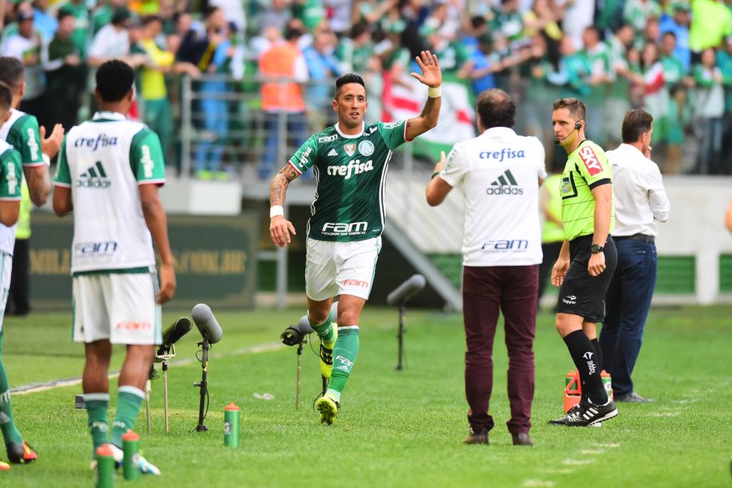 O paraguaio Lucas Barrios, jogador do Palmeiras, comemora seu gol durante partida contra o Vitória, válida pela décima nona rodada do Campeonato Brasileiro 2016.