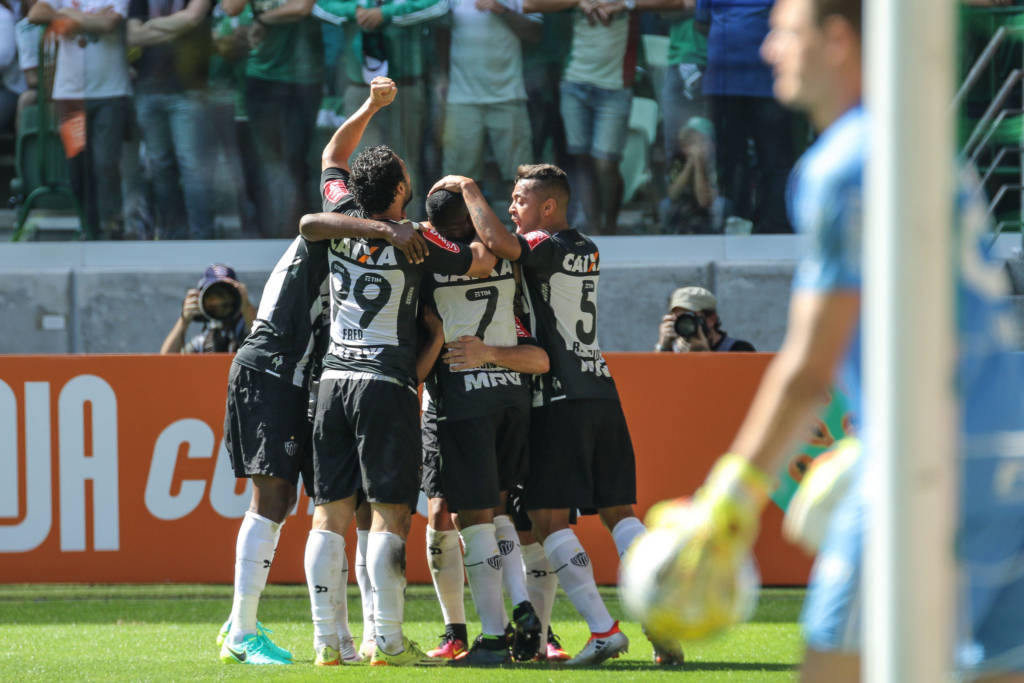 Jogadores do Atlético-MG comemoram a vitória sobre o Palmeiras, na 16a rodada do Campeonato Brasileiro (Foto: Bruno Cantini/Atlético)
