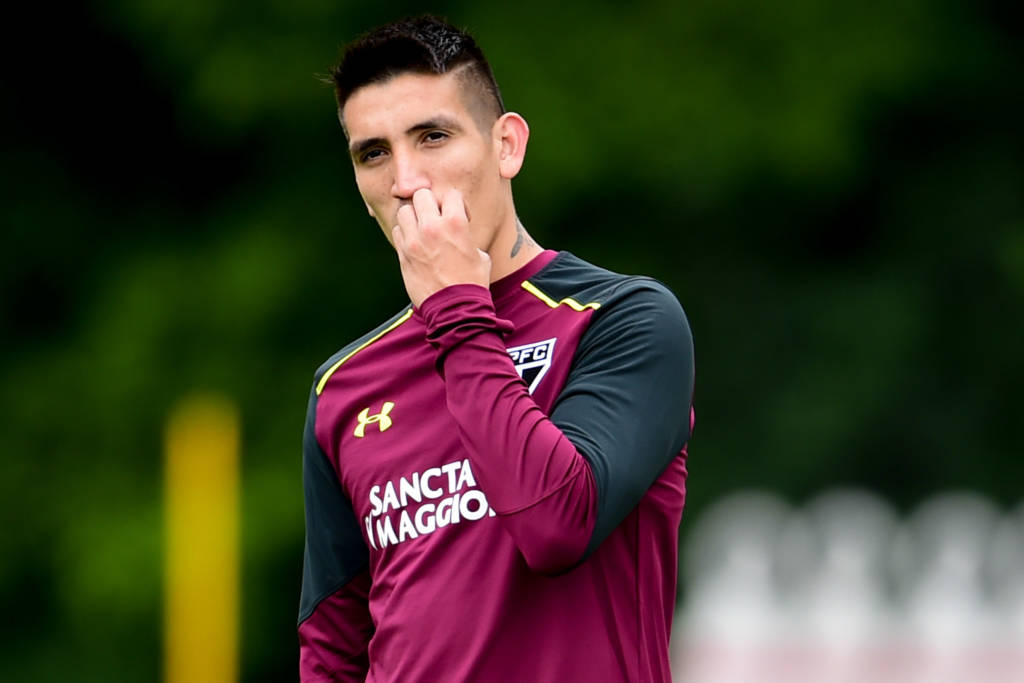 Ricardo Centurión não falou com a imprensa brasileira antes de deixar o país para acertar com o Boca Juniors  (Foto: Djalma Vassão/Gazeta Press)