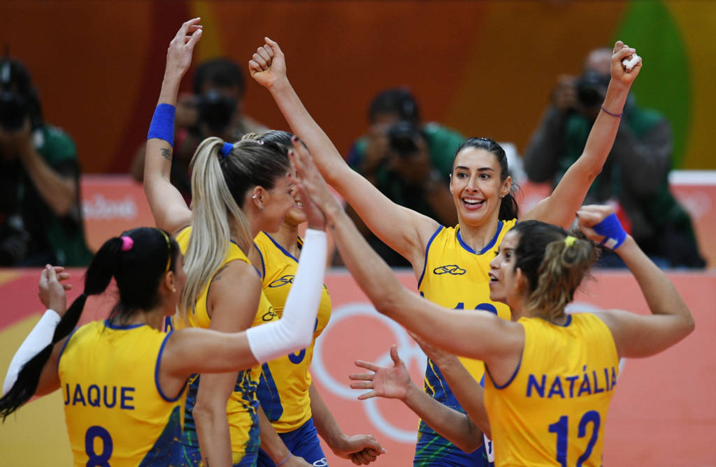 Seleção feminina, com a volta de Thaisa, venceu o Japão e manteve o 100% no Rio 2016 (Foto: Johannes Eisele/AFP)