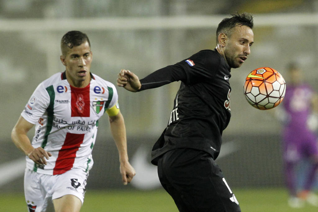 Agustin Farias (esq) briga pela bola com Marcelo Canete (dir (Foto: CLAUDIO REYES/AFP)