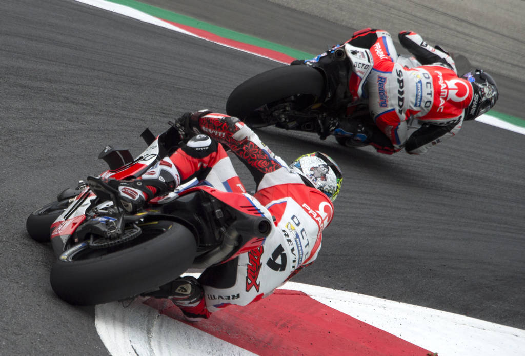 As Ducatis dos italianos Andrea Duvizioso e Andrea Iannone lideraram a segunda etapa de treinos na Áustria (Foto: Joe Klamar/AFP)