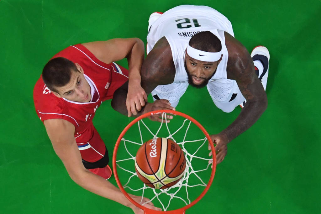 Nikola Jokic (esq) disputa bola com DeMarcus Cousins (dir)  (Foto: Andrej ISAKOVIC/AFP)