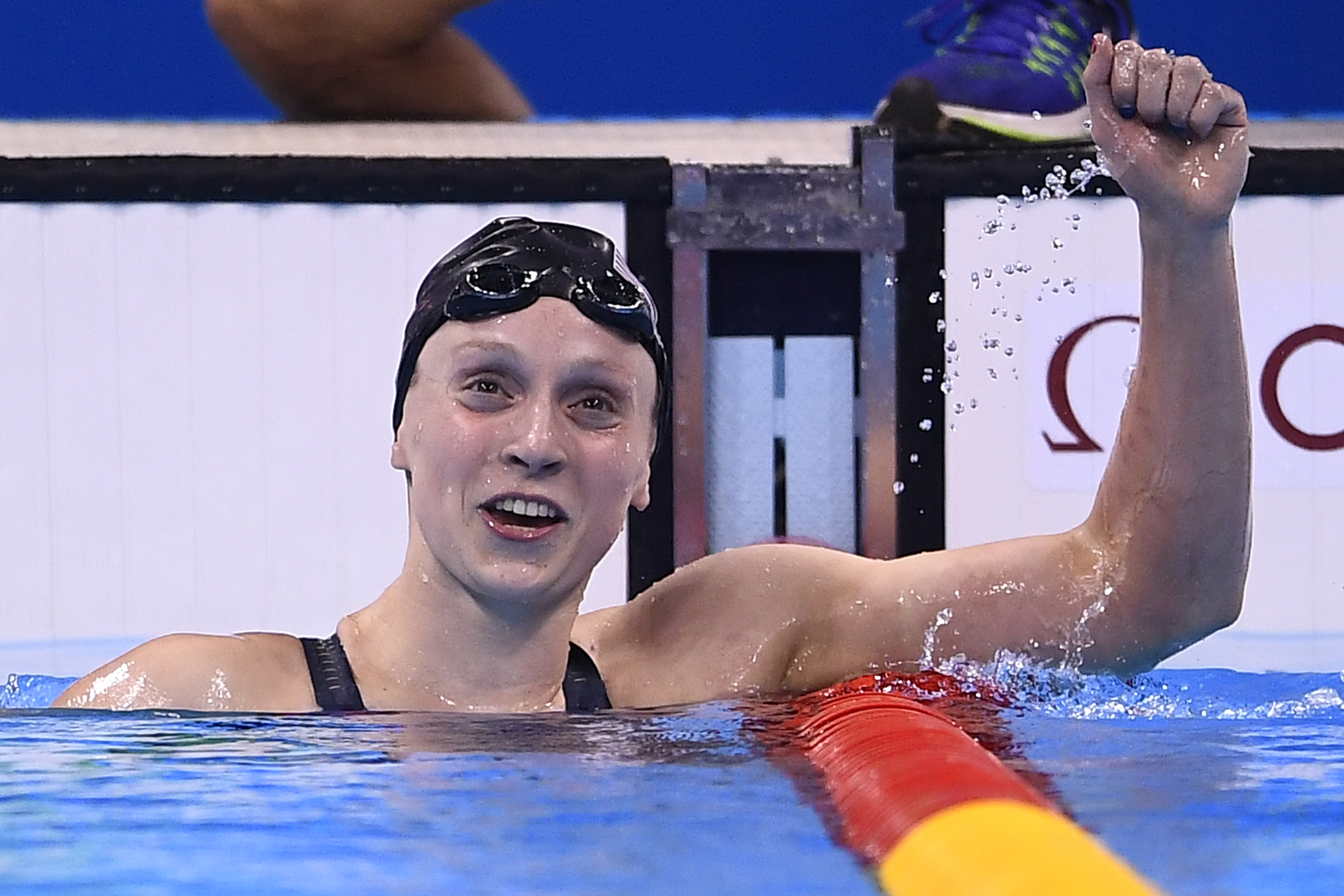Katie Ledecky celebra mais um ouro após quebrar recordes mundial e olímpico na prova dos 800m livre (Foto: GABRIEL BOUYS/AFP)